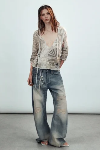 Camiseta estampada con capucha y tachuelas – Dusty Mole