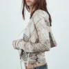 Camiseta estampada con capucha y tachuelas – Dusty Mole Camiseta estampada con capucha y tachuelas – Dusty Mole
