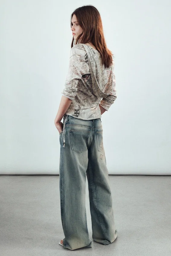 Camiseta estampada con capucha y tachuelas – Dusty Mole Camiseta estampada con capucha y tachuelas – Dusty Mole