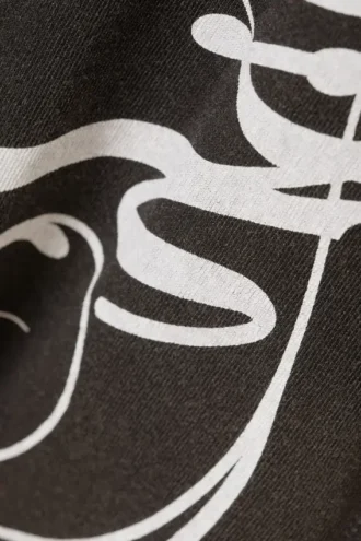 Camiseta estampada con efecto desgastado – Negro lavado | Cheap Monday Gb