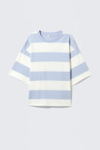 Camiseta estampada de corte recto – Rayas azul claro y blancas – 28