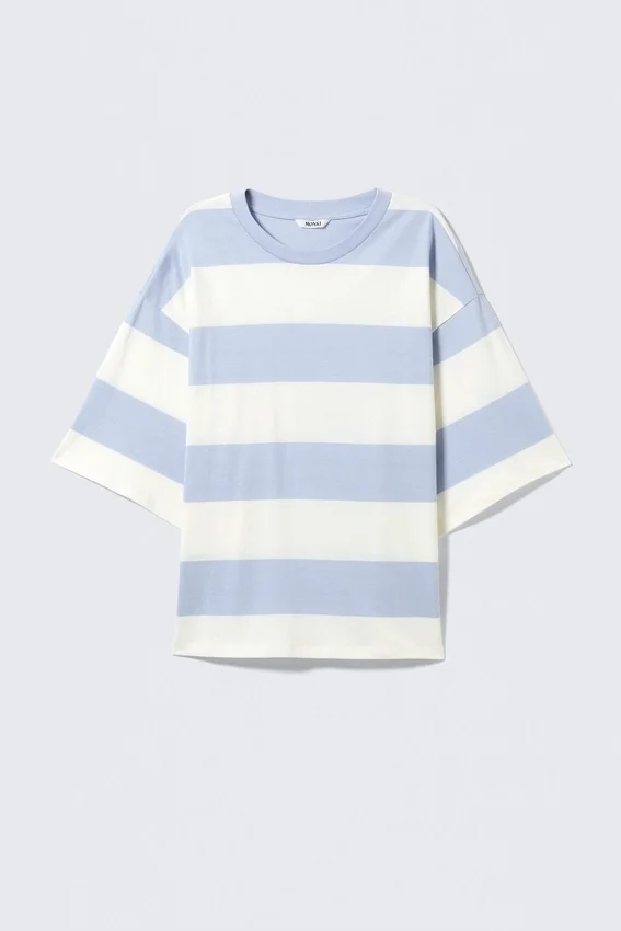 Camiseta estampada de corte recto – Rayas azul claro y blancas – 28 Camiseta estampada de corte recto – Rayas azul claro y blancas – 28