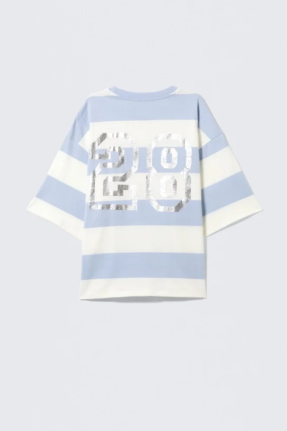 Camiseta estampada de corte recto – Rayas azul claro y blancas – 28 Camiseta estampada de corte recto – Rayas azul claro y blancas – 28