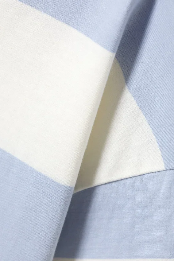 Camiseta estampada de corte recto – Rayas azul claro y blancas – 28 Camiseta estampada de corte recto – Rayas azul claro y blancas – 28