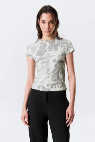 Camiseta estampada de corte recto y pantalones cortos – Blanca – Camuflaje