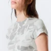 Camiseta estampada de corte recto y pantalones cortos – Blanca – Camuflaje Camiseta estampada de corte recto y pantalones cortos – Blanca – Camuflaje