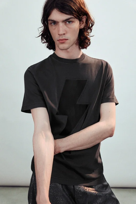 Camiseta estampada Mechatok – Gris oscuro Camiseta estampada Mechatok – Gris oscuro