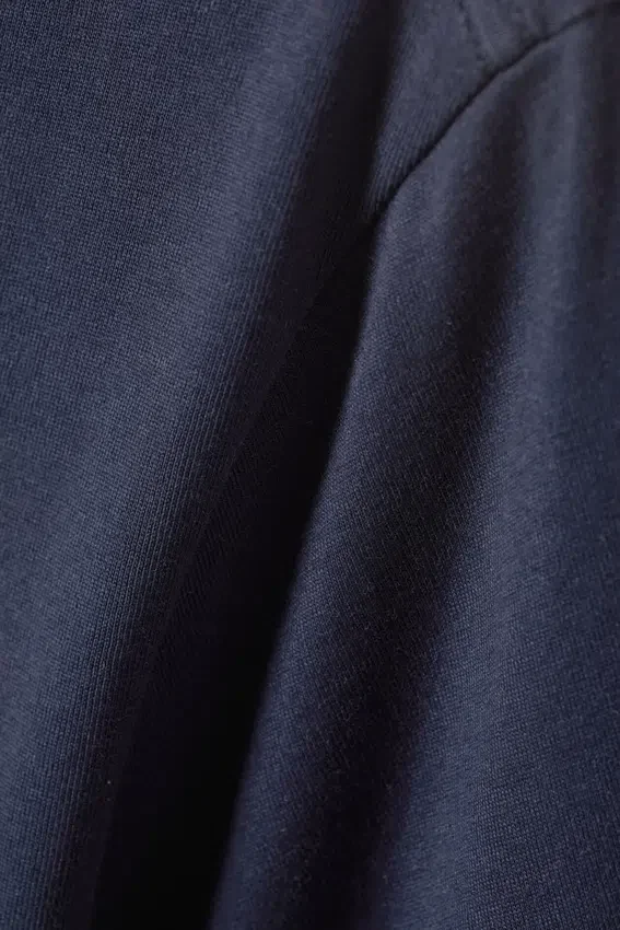 Camiseta estándar de peso medio – Azul oscuro Camiseta estándar de peso medio – Azul oscuro