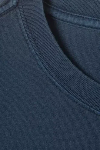 Camiseta estándar de peso medio – Azul oscuro lavado