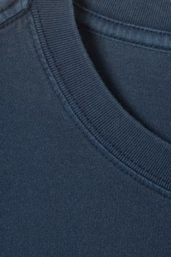 Camiseta estándar de peso medio – Azul oscuro lavado Camiseta estándar de peso medio – Azul oscuro lavado