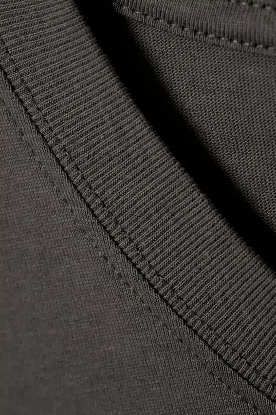 Camiseta estándar de peso medio – Gris oscuro Camiseta estándar de peso medio – Gris oscuro