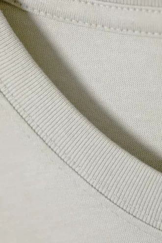 Camiseta estándar de peso medio – Gris polvoriento