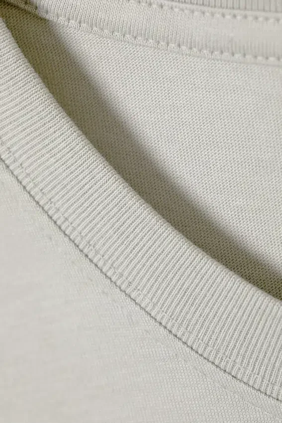 Camiseta estándar de peso medio – Gris polvoriento Camiseta estándar de peso medio – Gris polvoriento