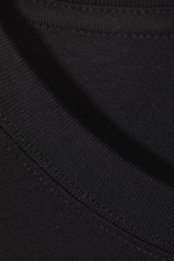 Camiseta estándar de peso medio – Negro Camiseta estándar de peso medio – Negro