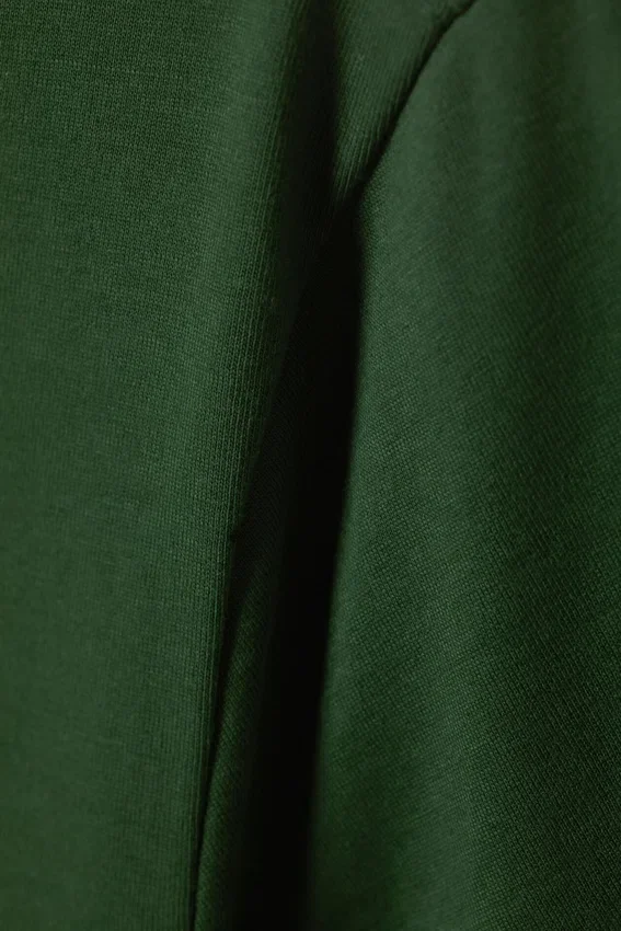 Camiseta estándar de peso medio – Verde oscuro Camiseta estándar de peso medio – Verde oscuro