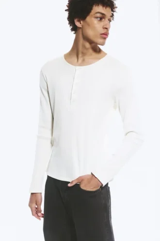 Camiseta Henley de manga larga – Blanco polvoriento