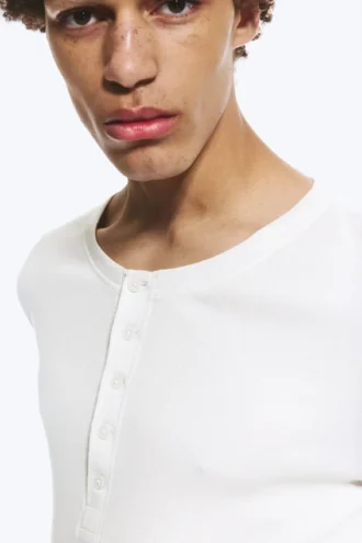 Camiseta Henley de manga larga – Blanco polvoriento