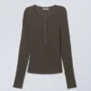 Camiseta Henley de manga larga con canalé transparente – Marrón oscuro Camiseta Henley de manga larga con canalé transparente – Marrón oscuro