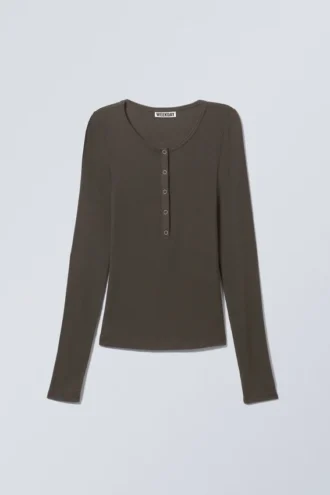 Camiseta Henley de manga larga con canalé transparente – Marrón oscuro