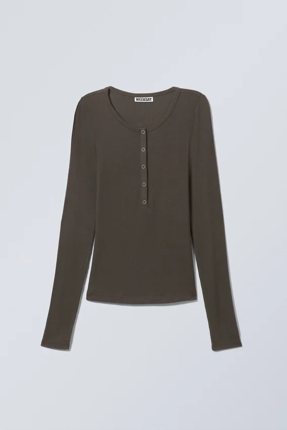 Camiseta Henley de manga larga con canalé transparente – Marrón oscuro Camiseta Henley de manga larga con canalé transparente – Marrón oscuro