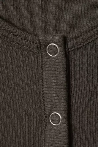 Camiseta Henley de manga larga con canalé transparente – Marrón oscuro