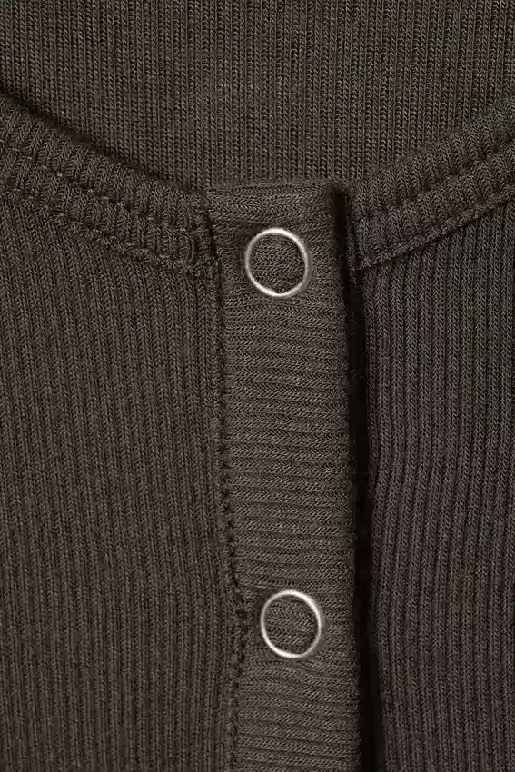 Camiseta Henley de manga larga con canalé transparente – Marrón oscuro Camiseta Henley de manga larga con canalé transparente – Marrón oscuro