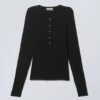 Camiseta Henley de manga larga con canalé transparente – Negro Camiseta Henley de manga larga con canalé transparente – Negro