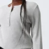Camiseta Henley de manga larga con tejido de gofre – Gris jaspeado Camiseta Henley de manga larga con tejido de gofre – Gris jaspeado