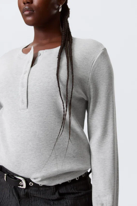 Camiseta Henley de manga larga con tejido de gofre – Gris jaspeado Camiseta Henley de manga larga con tejido de gofre – Gris jaspeado