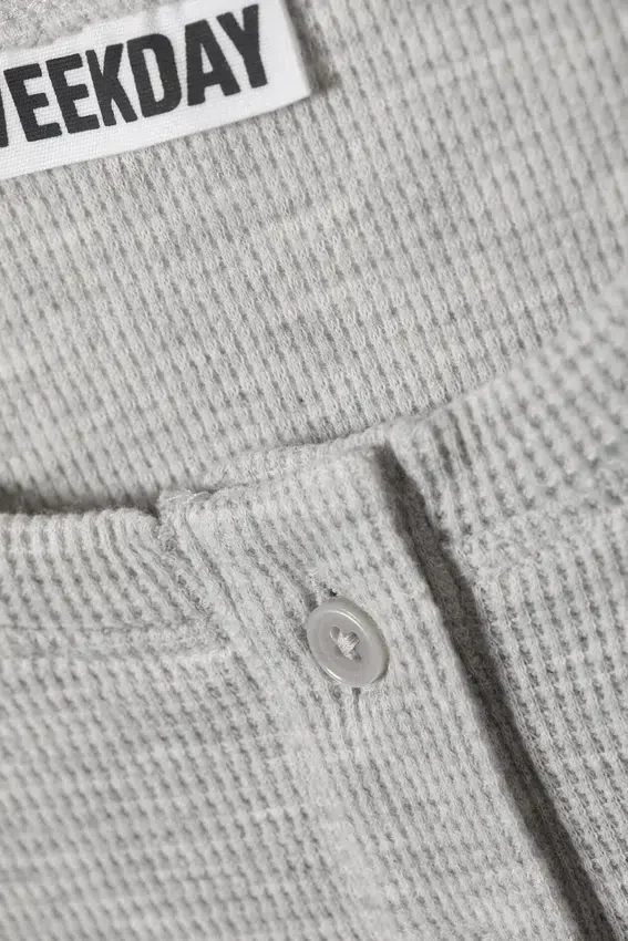 Camiseta Henley de manga larga con tejido de gofre – Gris jaspeado Camiseta Henley de manga larga con tejido de gofre – Gris jaspeado