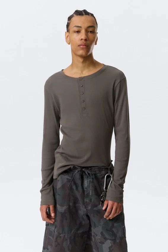 Camiseta Henley de manga larga – Gris oscuro Camiseta Henley de manga larga – Gris oscuro