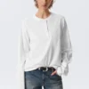 Camiseta Henley de manga larga y corte recto – Blanca Camiseta Henley de manga larga y corte recto – Blanca