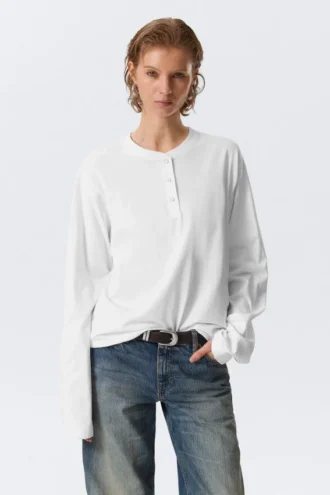 Camiseta Henley de manga larga y corte recto – Blanca