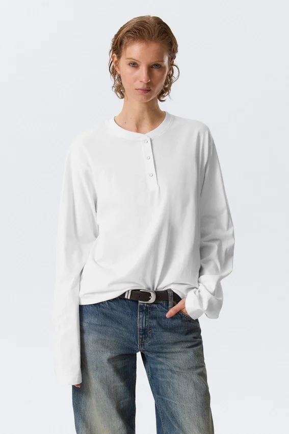 Camiseta Henley de manga larga y corte recto – Blanca Camiseta Henley de manga larga y corte recto – Blanca