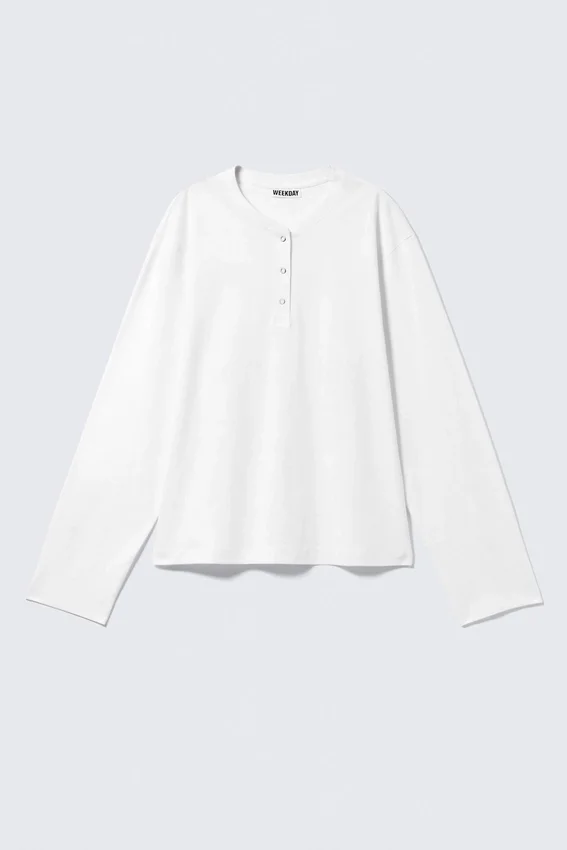 Camiseta Henley de manga larga y corte recto – Blanca Camiseta Henley de manga larga y corte recto – Blanca