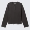 Camiseta Henley de manga larga y corte recto – Gris oscuro Camiseta Henley de manga larga y corte recto – Gris oscuro