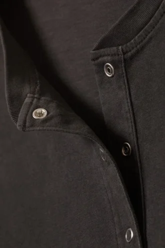 Camiseta Henley de manga larga y corte recto – Gris oscuro