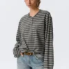 Camiseta Henley de manga larga y corte recto – Rayas gris oscuro Camiseta Henley de manga larga y corte recto – Rayas gris oscuro