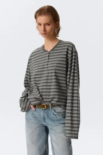 Camiseta Henley de manga larga y corte recto – Rayas gris oscuro
