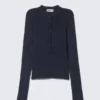 Camiseta Henley entallada de manga larga – Azul oscuro Camiseta Henley entallada de manga larga – Azul oscuro