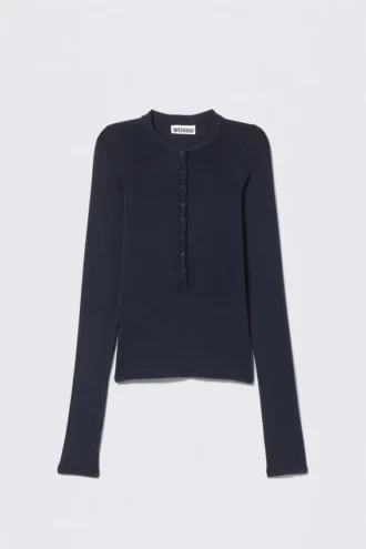 Camiseta Henley entallada de manga larga – Azul oscuro