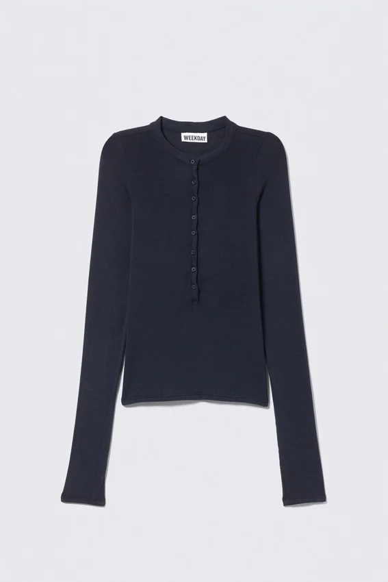 Camiseta Henley entallada de manga larga – Azul oscuro Camiseta Henley entallada de manga larga – Azul oscuro