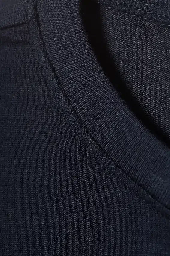 Camiseta Henley entallada de manga larga – Azul oscuro Camiseta Henley entallada de manga larga – Azul oscuro