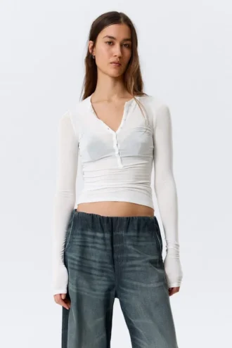 Camiseta Henley entallada de manga larga – Blanca