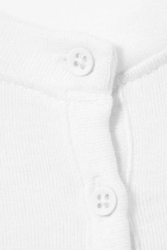 Camiseta Henley entallada de manga larga – Blanca Camiseta Henley entallada de manga larga – Blanca