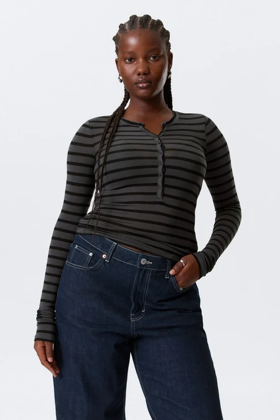 Camiseta Henley entallada de manga larga – Rayas negras y grises Camiseta Henley entallada de manga larga – Rayas negras y grises
