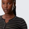 Camiseta Henley entallada de manga larga – Rayas negras y grises Camiseta Henley entallada de manga larga – Rayas negras y grises