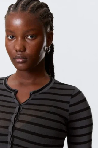Camiseta Henley entallada de manga larga – Rayas negras y grises