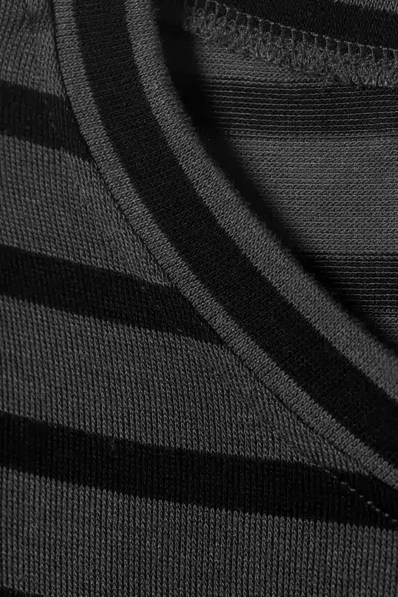 Camiseta Henley entallada de manga larga – Rayas negras y grises Camiseta Henley entallada de manga larga – Rayas negras y grises