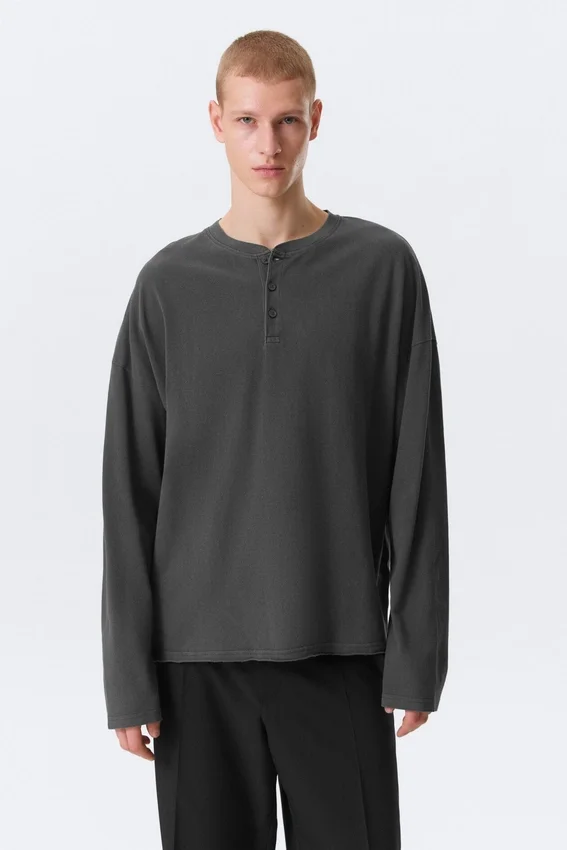 Camiseta Henley holgada de manga larga – Gris oscuro Camiseta Henley holgada de manga larga – Gris oscuro